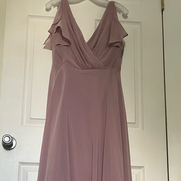 Dress on DB’s website is: dress with flutter sleeve full skirt. Size 6 - Picture 2 of 9